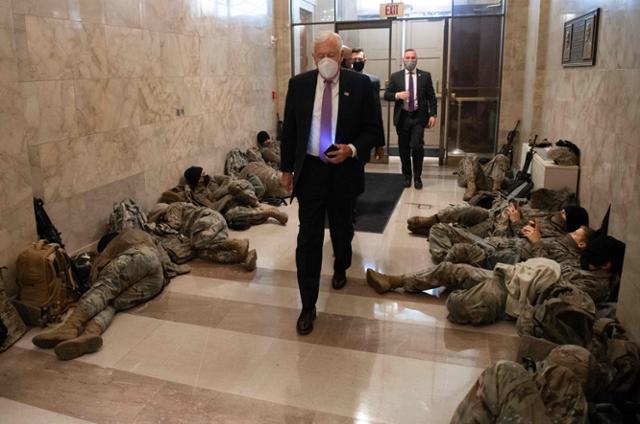 스테니 호이어민주 하원 원내대표가 13일 도널드 트럼프 미국 대통령에 대한 두번째 탄핵소추안 표결에 참석하기 위해 미국 워싱턴DC 의사당에 도착해 바닥에 누워 휴식 중인 주 방위군 사이를 지나가고 있다