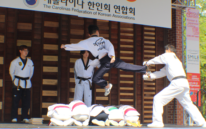태권도 격파 시범 by YB Champions Taekwondo